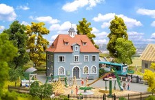 FALLER 190087 Scala HO Aktion set: Scuola con figure, accessori e parco giochi 