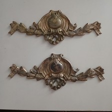 COPPIA  DI FREGI IN METALLO DORATO  DECORO  MOBILI  ABBELLIMENTO OROLOGI O PORTE