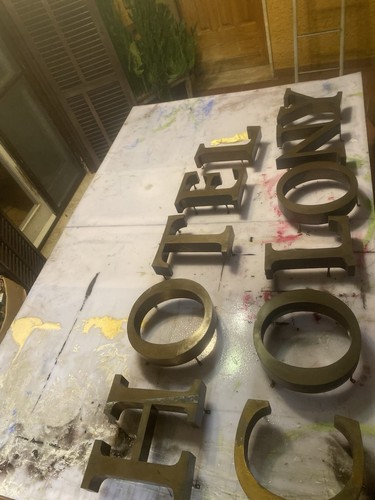 Lettera insegna in - h, ottone