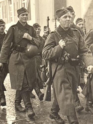 Ww2 foto soldati marcia città - ww2,