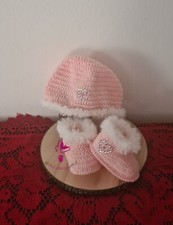 Stivaletti bebè ,cappellino, rosa, uncinetto, regalo corredino