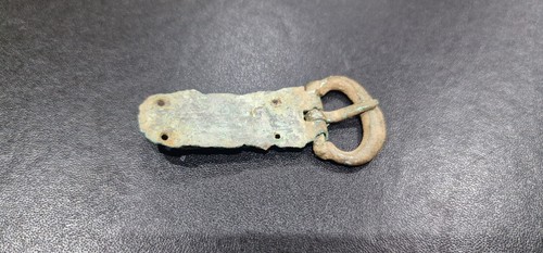 Fibbia medievale intatta - , in