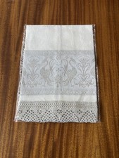 Asciugamano da tè in lino Misti Lino Italy con bordo all'uncinetto. Nuovissimo, pavoni, 28”x18”