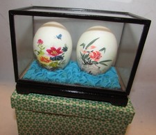 Due uova cinesi dipinte a mano dentro una teca