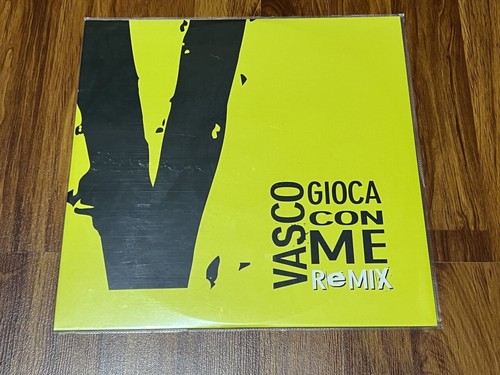 Vasco rossi gioca con lp - vasco,