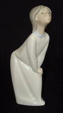 Statuina porcellana smaltata LLadro Girl Soffia Kiss #4873 ritirata 1997 come nuova