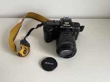 Nikon F-401S fotocamera reflex pellicola 35mm abbinata ad un obiettivo Sigma 70-210mm