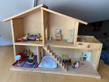 Casetta bambole in legno fatta a mano con accessori Djeco e fatti a mano