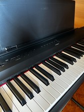 Yamaha P-125aWH Pianoforte Digitale + Supporto e Adattatore Jack 