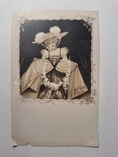 Cartolina d’epoca 1900 ca. bambina in costume d’epoca, non viaggiata