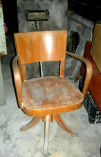 ANTIQUE BARBER CHAIR - WOODEN