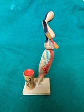 VINTAGE Giappone. Bambola kokeshi in legno, donna che pesta il mochi, come nuova