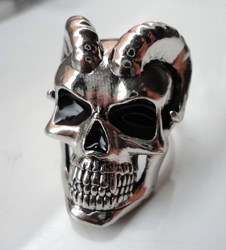 Anello teschio corna metallo