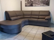 Divano in eco-pelle con penisola grigio talpa 