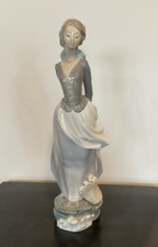 Statuina porcellana ragazza soffiata dal vento Lladro