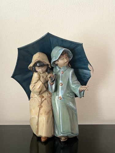 Lladro under the rain - the,