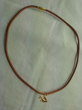 Collana Alexander McQueen in pelle marrone con ciondolo rondine dorata