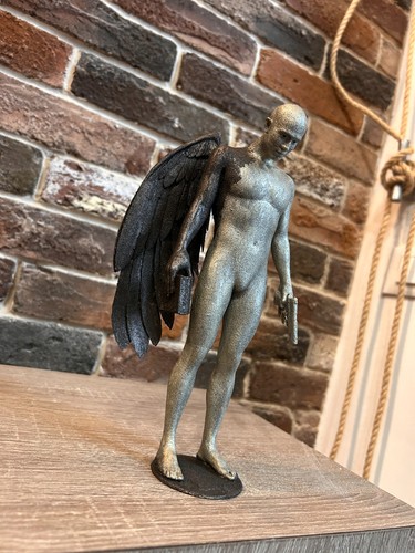 Broken angel scultura - -, di
