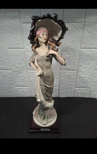 Donna con ombrello di - con,