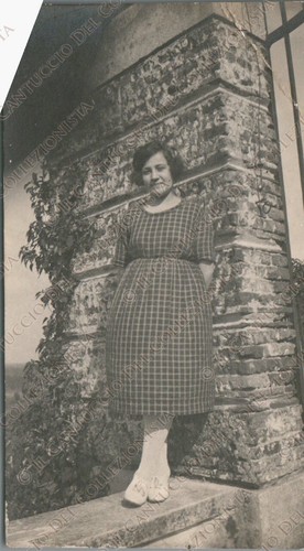 Ragazza con vestito - , a