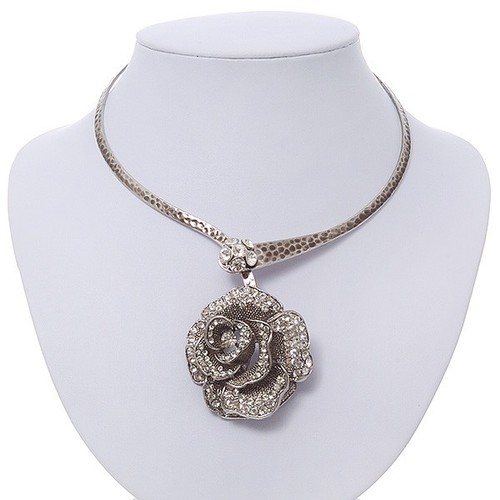 Collana collare con ciondolo