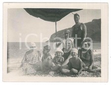 1925 ca LIGURIA Famiglia in spiaggia sotto l'ombrellone - Foto anonima 12x9 cm