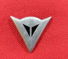 Pin Dainese Colore acciaio Forma Logo Dainese Doppia chiusura vintage