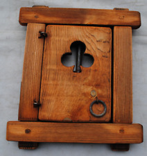 Finestra in legno con grata in