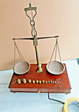 Antica Bilancia in legno e ottone con numerosi pesi. Tutto d’epoca