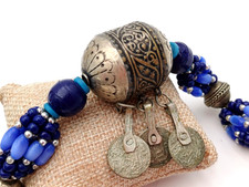COLLANA ETNICA CON METALLO BERBERO E VETRO BLU SFUMATO
