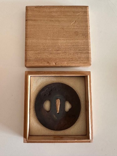 Tsuba tondo ferro motivo pino