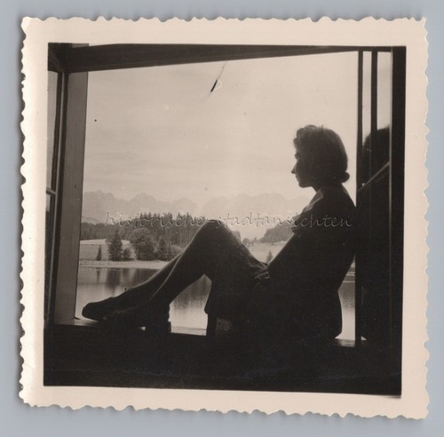 Donna alla finestra con vista