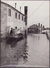1956 POLESINE CAMERINI zona allagata uomo in barca alluvione Rovigo Fotografia
