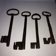 LOTTO DI 4 CHIAVI ANTICHE (3 FEMMINE-1 MASCHIO)