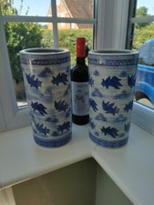 Coppia vintage di vasi cilindrici cinesi blu e bianchi carpa/pesce del XX secolo.