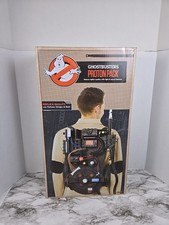 Spirit Halloween Replica Ghostbusters Proton Pack Illumina Suoni Deluxe - Nuovo