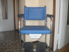 SEDIA COMODA  A ROTELLE PER ANZIANI CON POGGIAPIEDI RIMOVIBILI