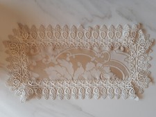 Centro-tavola in stoffa damascata con balza ricamata in pizzo macramé