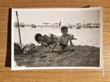 21152. Fotografia donna costume mare gambe bambino italia 10x7