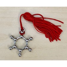 Ciondolo laurea ATOMO con nappina rossa BOMBONIERA 05EH