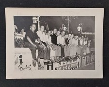 Ragazzi seduti sul famoso muretto di Alassio fotografia vintage