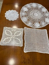 Gruppo di n. 4 CENTRINI BIANCHI VINTAGE FATTI A MANO ALL'UNCINETTO