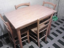 Tavolo da cucina con sedie