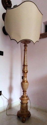 Lampada scolpita piantana