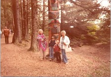 Famiglia anni 80 al totem pole nel sentiero forestale foto d'epoca