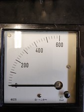 Antico Voltmetro delle Officine Galileo. A Bobina Mobile, notare Scala Lineare.