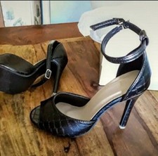 Scarpe donna nere in ecopelle stampata,h. 10 cm  con cinturino tg.36 