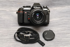 Nikon F-501 AF con obiettivo