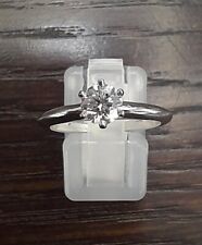 Anello solitario Tiffany & Co. in platino con diamante da 0.42ct