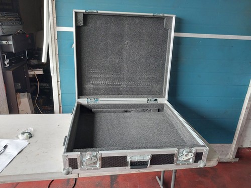 1flight case per - case,